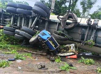DOS AGENTES DE LA PNC MUEREN Y TRES RESULTAN HERIDOS TRAS ACCIDENTE CON CISTERNA EN MORALES, IZABAL