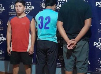 CAPTURAN A TRES JÓVENES TRAS DIFUNDIR VIDEO UTILIZANDO UNIFORMES POLICIALES EN NAHUIZALCO