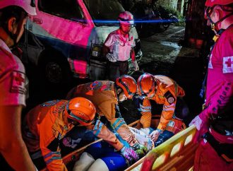 RESCATAN A PERSONA QUE CAYÓ A UNA QUEBRADA EN MEJICANOS