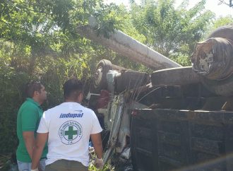 CONDUCTOR DE CAMIÓN MUERE TRAS VOLCAR EN EL BULEVAR CONSTITUCIÓN