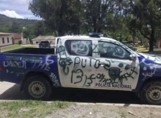 VANDALIZARON UNA PATRULLA DE LA POLICÍA NACIONAL DE HONDURAS EN OPATORO, LA PAZ