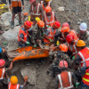 RESCATARON CON VIDA A DOS TRABAJADORES TRAS NUEVE DÍAS ATRAPADOS EN UN TÚNEL DE NEPAL