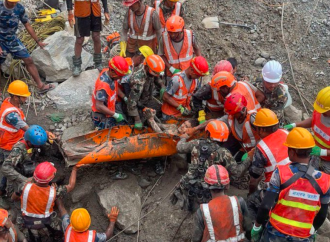 RESCATARON CON VIDA A DOS TRABAJADORES TRAS NUEVE DÍAS ATRAPADOS EN UN TÚNEL DE NEPAL