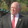 TOM HOMAN DEFIENDE ARRESTOS DE PADRES FRENTE A SUS HIJOS: “TENER UN HIJO CIUDADANO NO LOS HACE INMUNES”