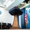 JUEZ ORDENA RESTABLECER TEMPORALMENTE CREDENCIALES DE CNN, MS NOW Y POLITICO EN LA CASA BLANCA