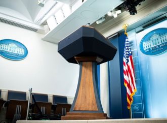 JUEZ ORDENA RESTABLECER TEMPORALMENTE CREDENCIALES DE CNN, MS NOW Y POLITICO EN LA CASA BLANCA