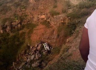 TRAGEDIA EN CABO VERDE DEJA AL MENOS 25 MUERTOS TRAS CAER AUTOBÚS A UN BARRANCO