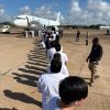 EE.UU. DIFUNDE IMÁGENES DE DECENAS DE INMIGRANTES TRASLADADOS EN AVIÓN CON DESTINO A ECUADOR