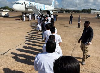 EE.UU. DIFUNDE IMÁGENES DE DECENAS DE INMIGRANTES TRASLADADOS EN AVIÓN CON DESTINO A ECUADOR