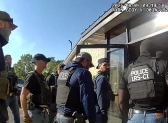 TRABAJADORES DEMANDAN AL GOBIERNO DE EE. UU. POR REDADA EN FÁBRICA DE NUEVA YORK