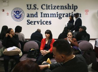 JUEZ FRENA TEMPORALMENTE NUEVAS RESTRICCIONES DE TRUMP PARA VISAS