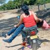 MADRE TRASLADA EN MOTOCICLETA EL CUERPO DE SU HIJO TRAS HALLAZGO EN ZONA RURAL DE COLOMBIA