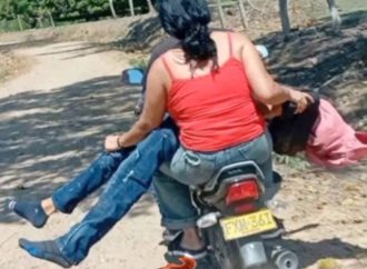 MADRE TRASLADA EN MOTOCICLETA EL CUERPO DE SU HIJO TRAS HALLAZGO EN ZONA RURAL DE COLOMBIA