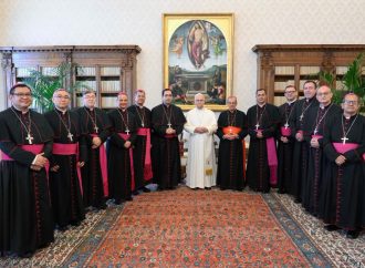 PAPA LEÓN XIV RECIBE A OBISPOS DE EL SALVADOR Y RECIBE RELIQUIA DE SAN ÓSCAR ROMERO