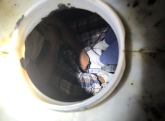 RESCATARON A CUATRO MIGRANTES QUE ESTABAN ATRAPADOS DENTRO DE UN TANQUE DE AGUA EN TEXAS