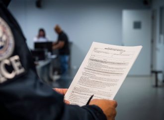 JUEZ FEDERAL BLOQUEA TEMPORALMENTE MULTAS DE HASTA 1.8 MILLONES DE DÓLARES A INMIGRANTES EN EE. UU.