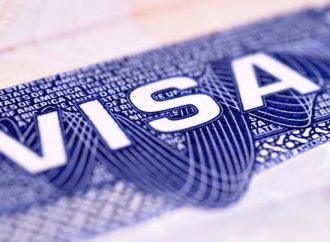 JUEZ BLOQUEA COBRO DE 100,000 DÓLARES PARA NUEVAS VISAS H-1B EN EE. UU.