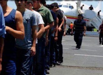 ESTADOS UNIDOS DEPORTA A 100 SALVADOREÑOS EN VUELO CON DESTINO A EL SALVADOR