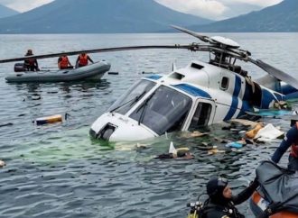 HELICÓPTERO CAE EN LAS AGUAS DEL LAGO DE ATITLÁN EN PANAJACHEL