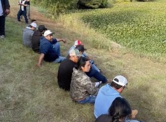 18 PERSONAS QUEDAN BAJO CUSTODIA DE ICE TRAS SER AUXILIADAS POR UNA CAMIONETA AVERIADA EN LUISIANA