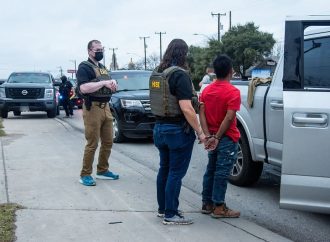 ICE DETIENE A 4,170 MIGRANTES EN OPERATIVO DE DIEZ DÍAS EN TEXAS
