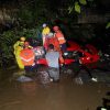 CONDUCTOR SOBREVIVE TRAS SER ARRASTRADO CON SU VEHÍCULO POR UNA QUEBRADA EN SAN VICENTE