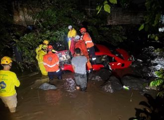CONDUCTOR SOBREVIVE TRAS SER ARRASTRADO CON SU VEHÍCULO POR UNA QUEBRADA EN SAN VICENTE