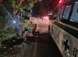 MOTOCICLISTA RESULTA LESIONADO TRAS COLISIONAR CONTRA UN SEDÁN EN SANTA ANA