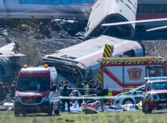 CHOQUE ENTRE DOS TRENES DE ALTA VELOCIDAD DEJA DECENAS DE FALLECIDOS Y HERIDOS EN ESPAÑA